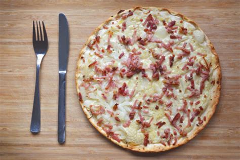  Tarte Flambée: Lezzetli ve Şımarık Bir Alsace Uzmanı!